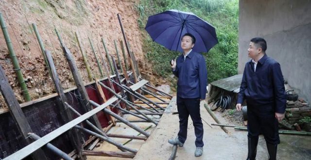 黄伟雄调研督导防汛与防地质灾害工作