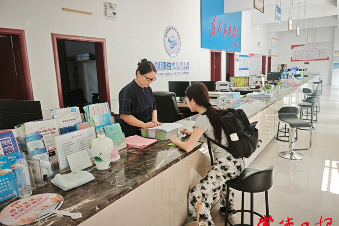 桃源双溪口镇：开展“政务公开主题日”活动 群众现场体验“指尖办事”