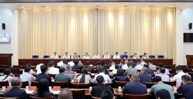 欧兵波主持召开全县溶洞污染问题排查整治工作会议