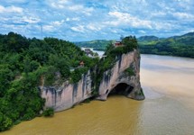 洪水褪去的夷望溪镇穿石洞