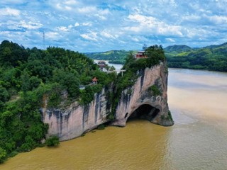 洪水褪去的夷望溪镇穿石洞