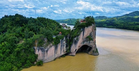 洪水褪去的夷望溪镇穿石洞